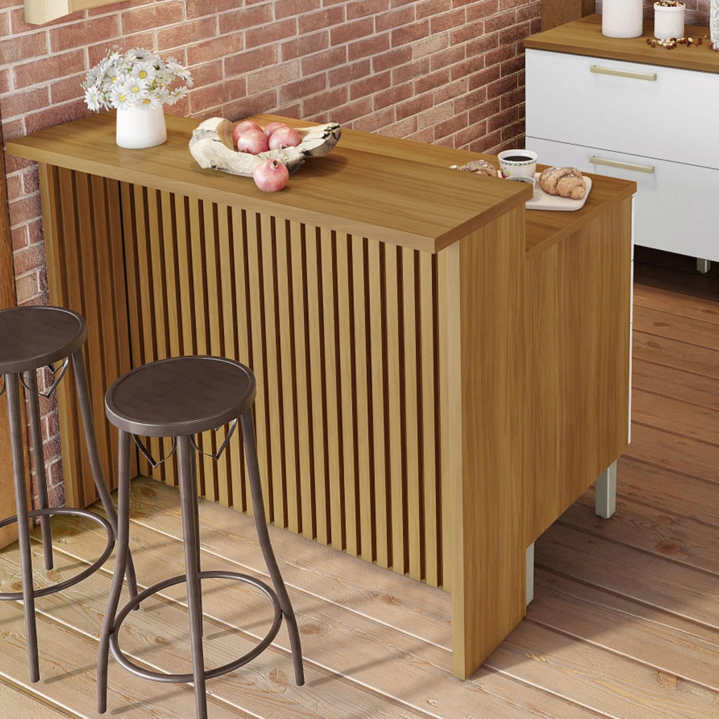 Balcão ripado em madeira usado como apoio na cozinha, estilo moderno com banquetas