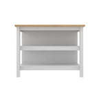 Bancada de cozinha branca com duas prateleiras e tampo de madeira vista frontal