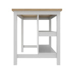 Bancada de cozinha branca com prateleiras e tampo de madeira vista lateral