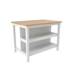 Bancada de cozinha branca com tampo de madeira e prateleiras inferiores abertas