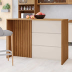 Bancada ripada em MDF freijó com painel off-white, vista em ambiente de cozinha, tampo com fruteira e visão frontal