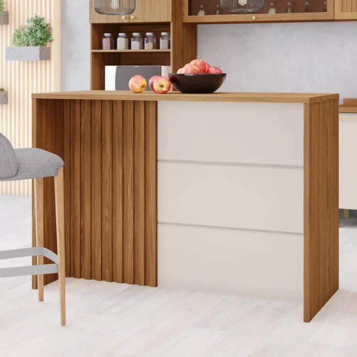 Bancada ripada em MDF freijó com painel off-white, vista em ambiente de cozinha, tampo com fruteira e visão frontal