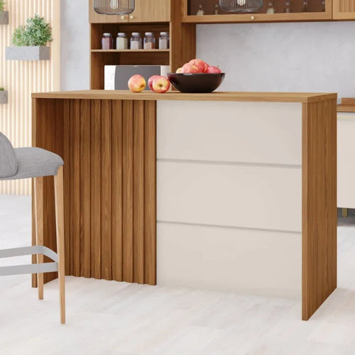 Bancada ripada em MDF freijó com painel off-white, vista em ambiente de cozinha, tampo com fruteira e visão frontal