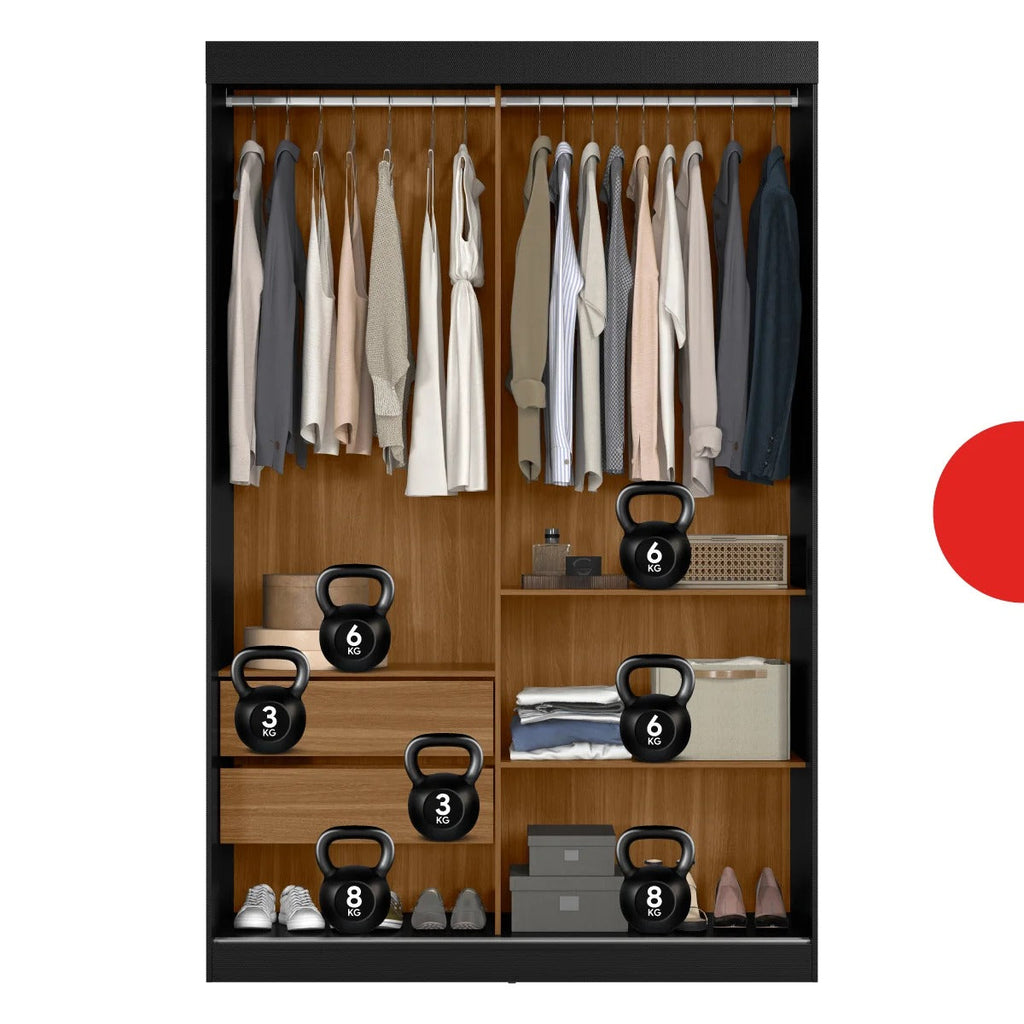 Interior do guarda-roupa 2 portas de correr preto e branco com demonstração de resistência das prateleiras com pesos.