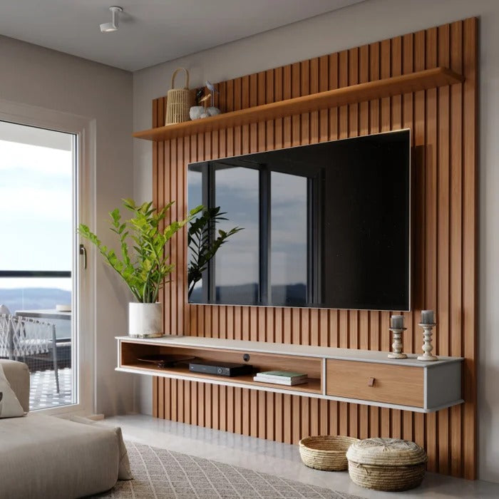 Painel ripado para TV em madeira com prateleira superior e nicho com gaveta instalado em sala moderna