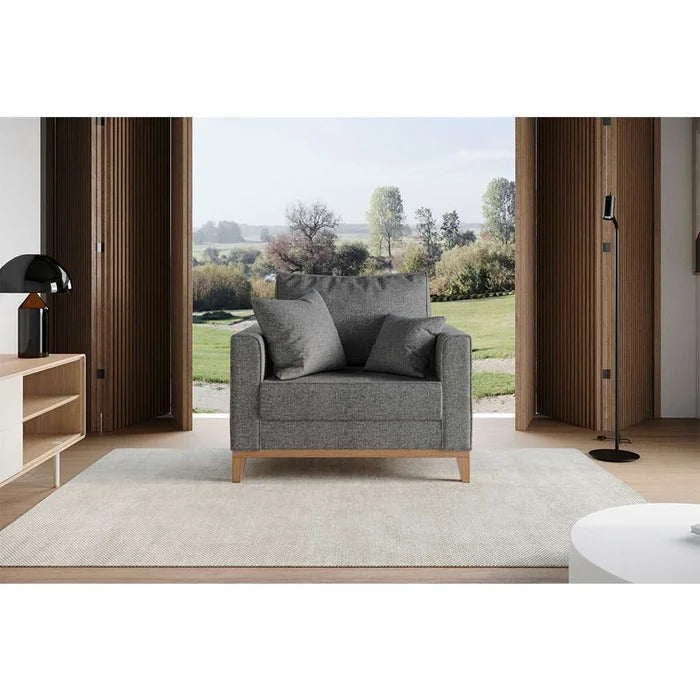 Poltrona cinza estofada com pés de madeira em sala de estar moderna e decorada