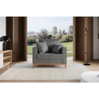 Poltrona cinza estofada com pés de madeira em sala de estar moderna e decorada