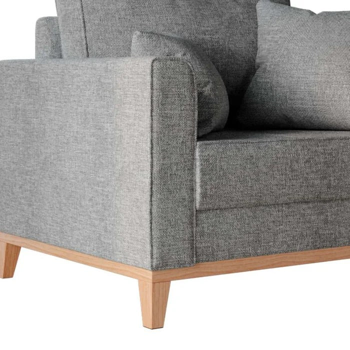 Detalhe da poltrona cinza com braço estofado e pés de madeira clara