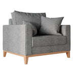 Poltrona cinza estofada vista lateral com pés de madeira clara e almofadas