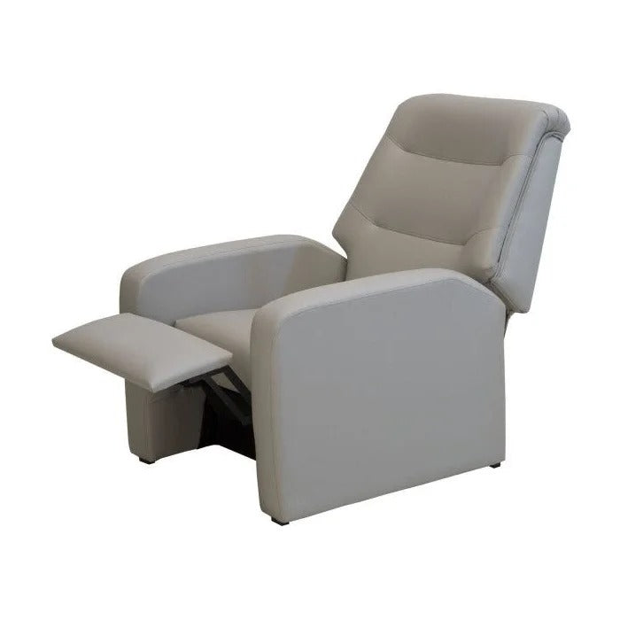 Poltrona reclinável em couro sintético bege aberta com apoio para pernas estendido