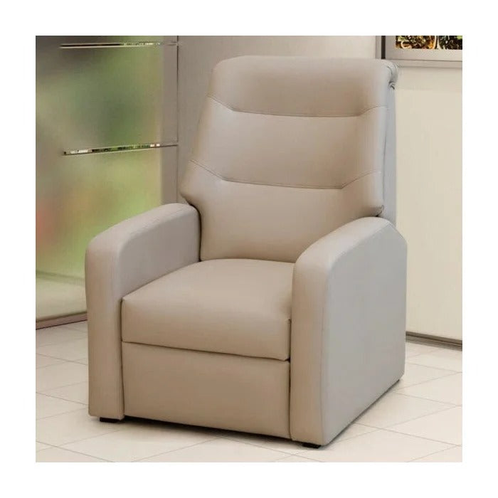 Poltrona reclinável em couro sintético bege em sala decorada