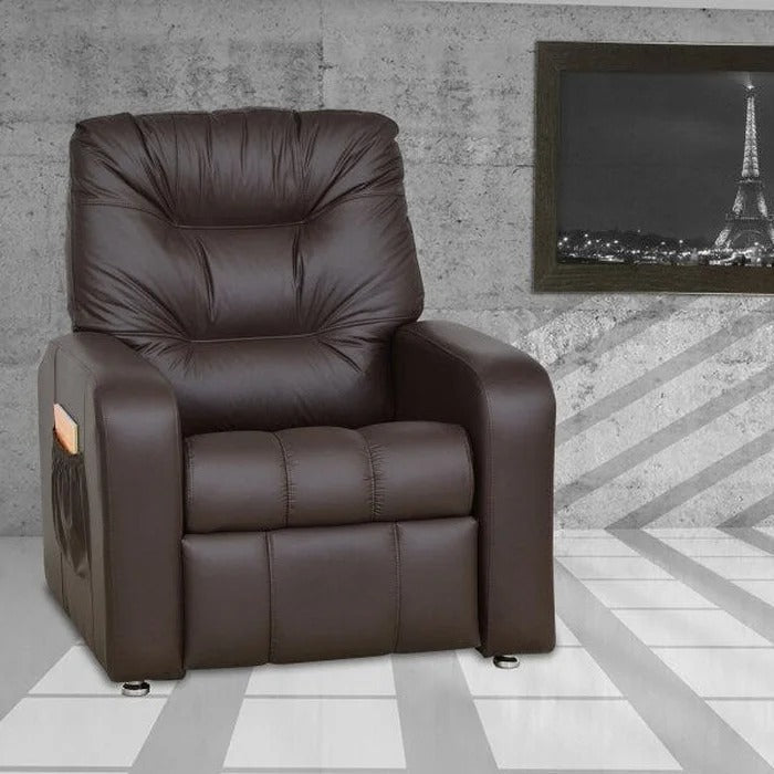 Poltrona reclinável em couro sintético marrom na posição fechada em sala decorada