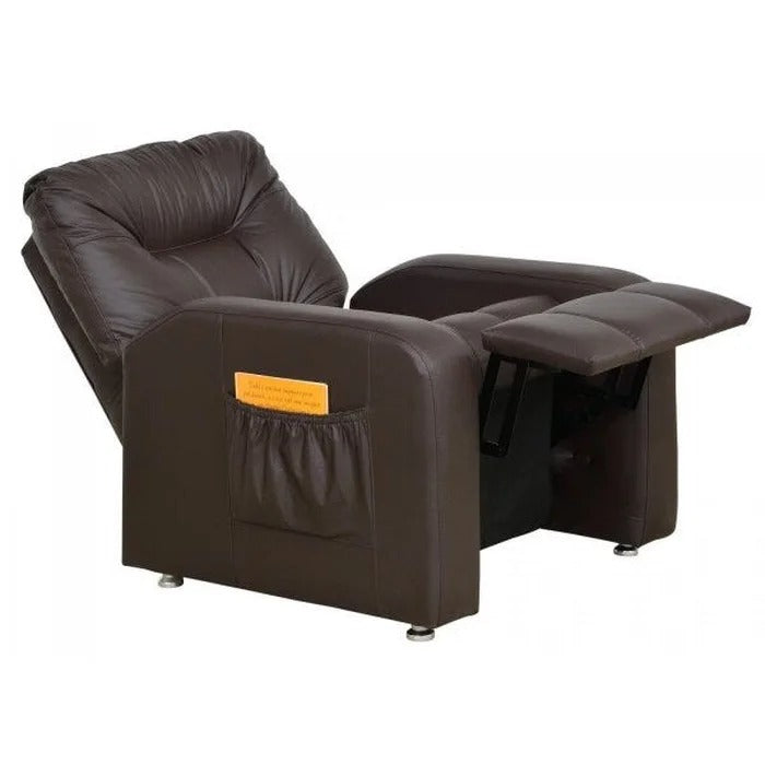 Poltrona reclinável em couro sintético marrom na posição semiaberta com apoio para pés